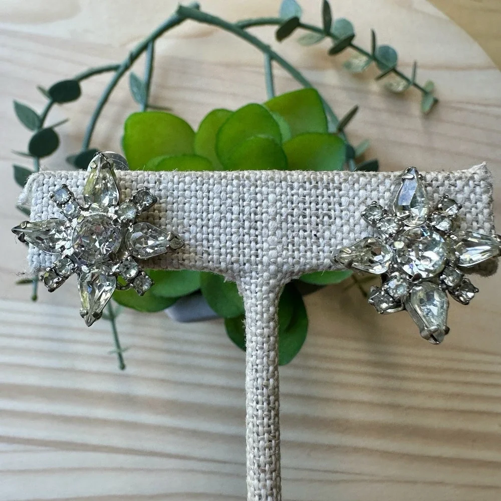 Vintage Kramer Starburst Clip Earrings 1 Inch Clear Crystal‎ Rhinestones Elegant